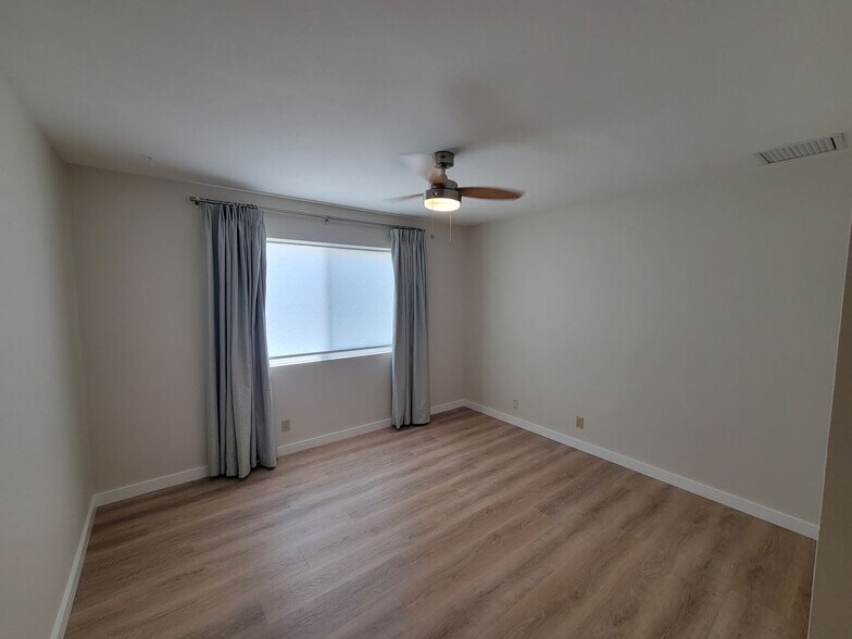 Building Photo - 11 Meadowsweet