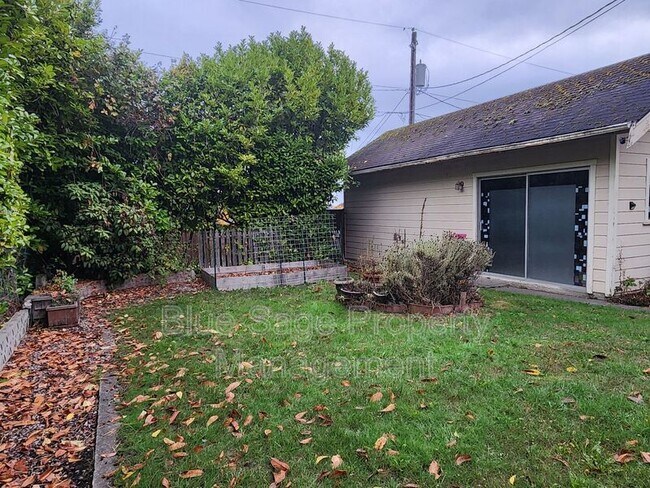 Building Photo - 137 W 13th St