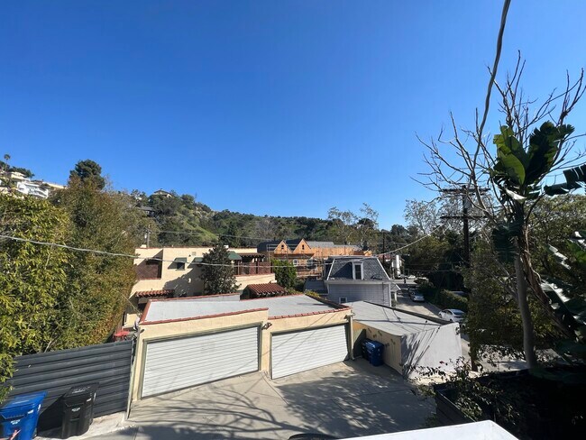 Building Photo - 6121 Glen Holly St