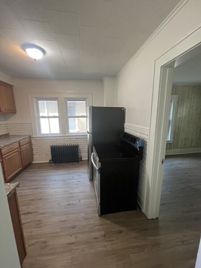 Building Photo - 3-Bed Home w/ Driveway & Enclosed Porches – Convenient Rochester Location