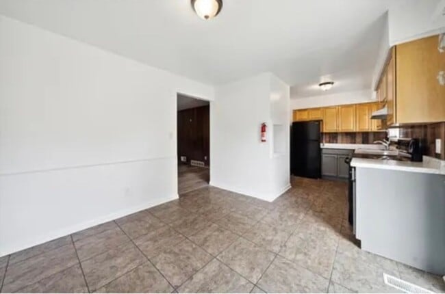 Building Photo - 4 Bedrooms 2 Bathroom