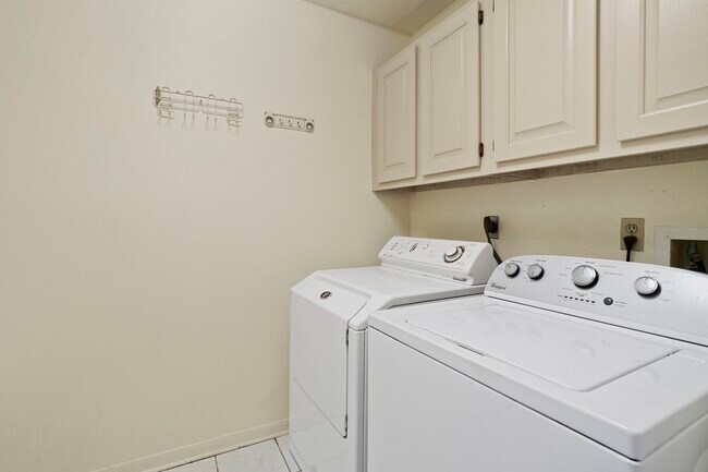 Building Photo - 2710 Pineleaf Dr