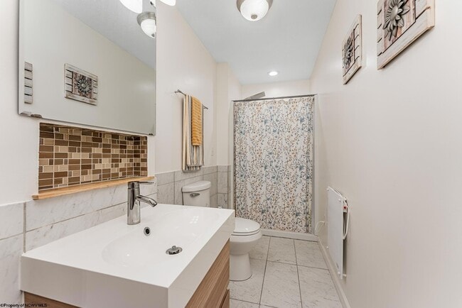 Building Photo - 670 Killarney Dr