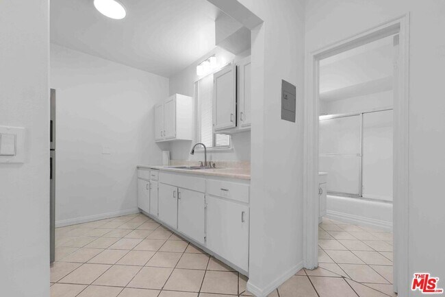Building Photo - 2452 W 18th St
