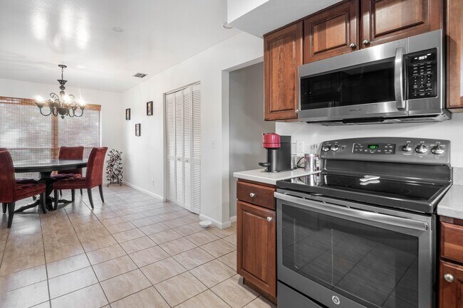 Building Photo - 6403 Eastpointe Pines St