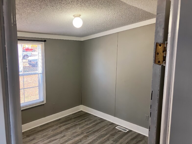 Building Photo - 33 Village Ct