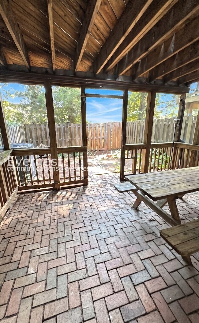 Building Photo - 3 Bed, 3.5 Bath Townhome with Modern Amenities / Available Now!