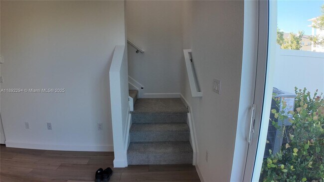 Building Photo - 830 SE grovebush Ln