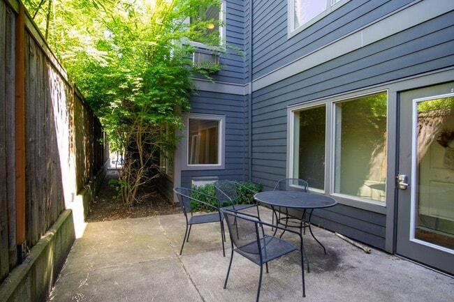 Building Photo - Great Modern 1 Bedroom in Sellwood w/ W&D + Private Patio