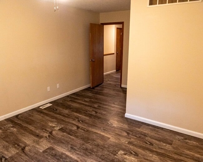 Building Photo - 423 S Park Square Dr