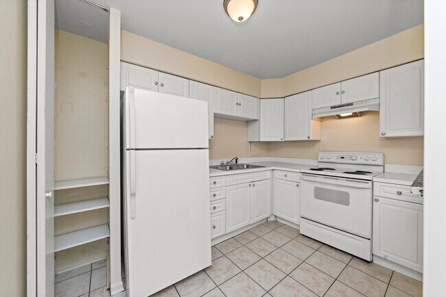 Building Photo - 1441 N Dearborn St