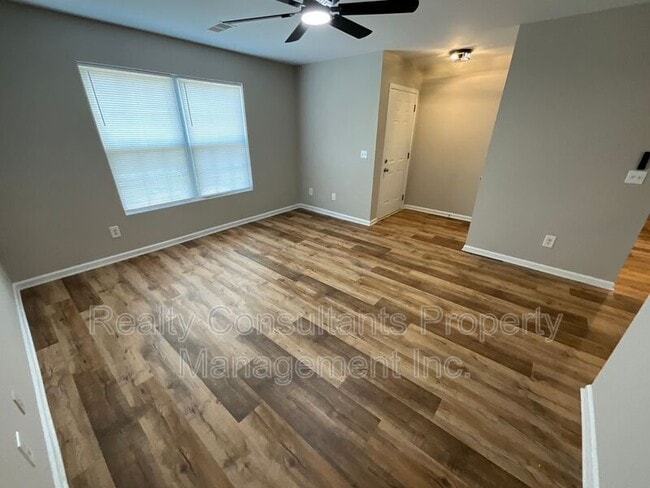 Building Photo - 1019 Manor Dr