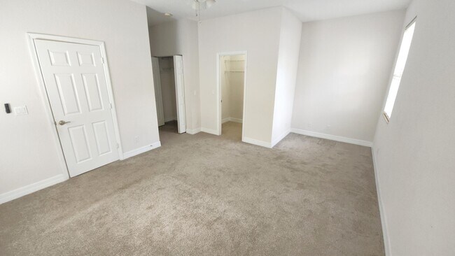 Building Photo - 909 NW 18th Ave