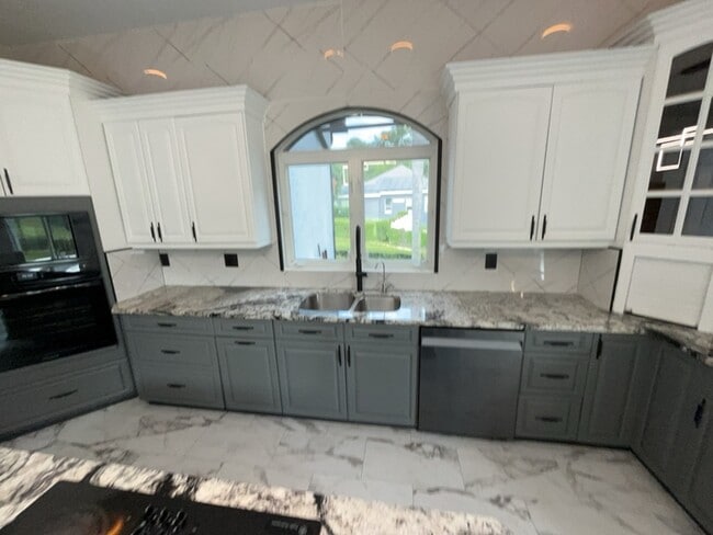 Building Photo - 8131 Vineland Oaks Blvd