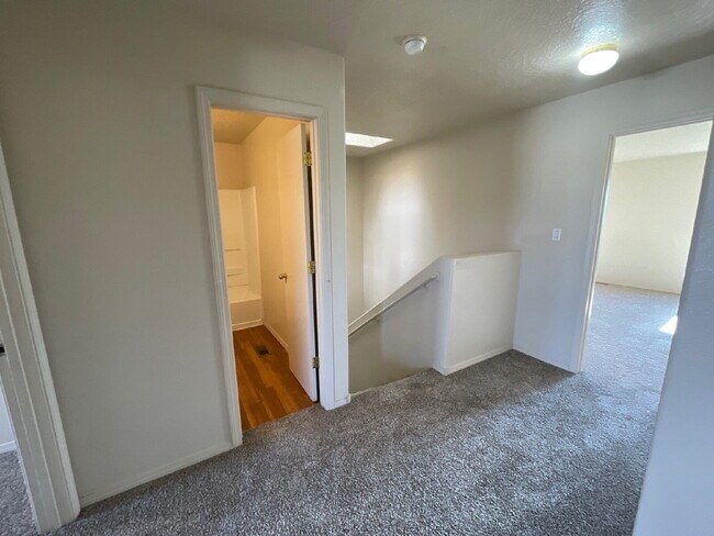 Building Photo - Two story 3 bedroom! Move in ready! Move i...
