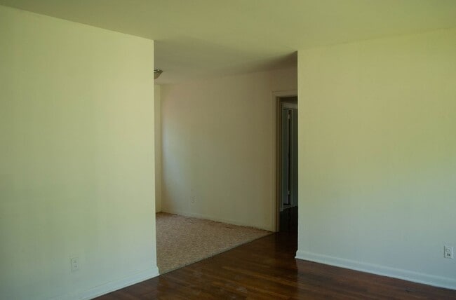 Building Photo - 700 Apache St