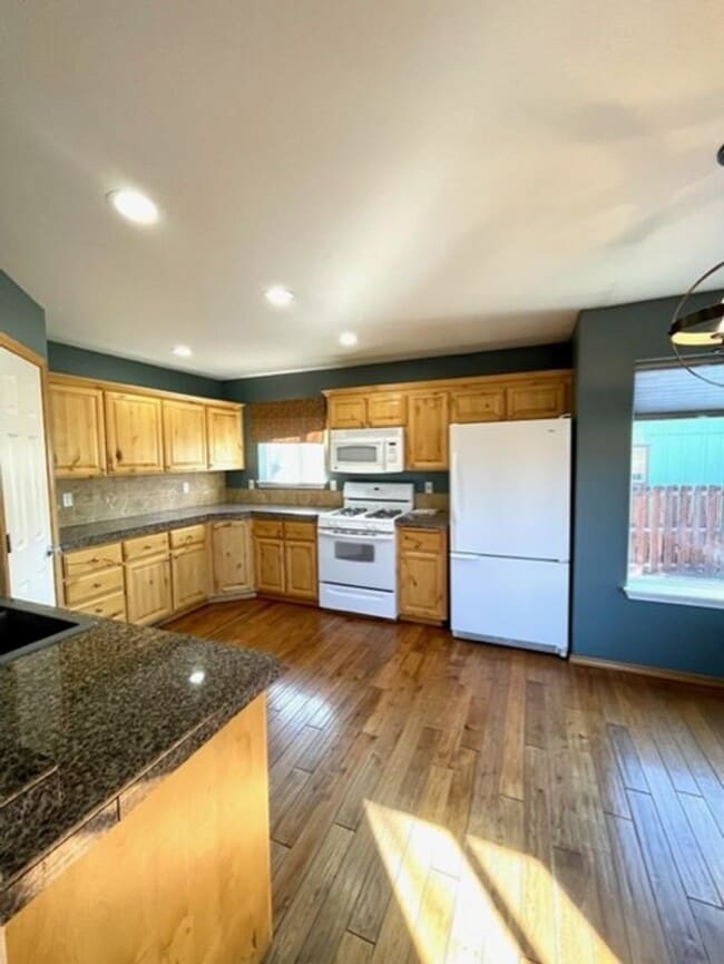 Building Photo - Single level home in NE Bend with great up...