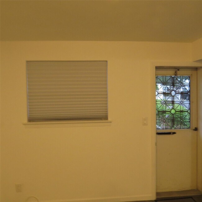Building Photo - 60 Elissa Ln
