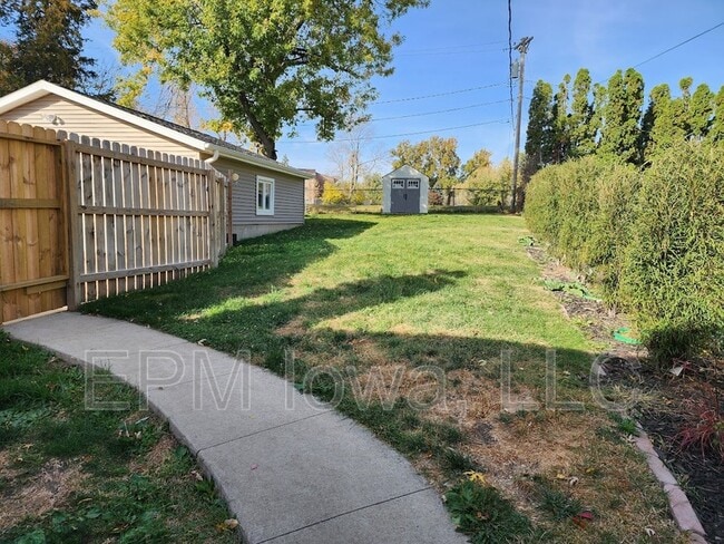 Building Photo - 1119 Maplewood Dr NE