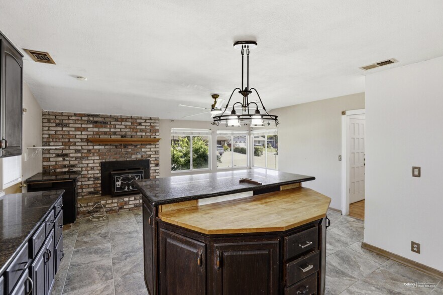 Building Photo - 1056 Hacienda Dr
