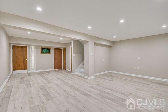 Building Photo - 216 E 7th St