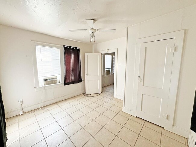 Building Photo - 504 W Ave E