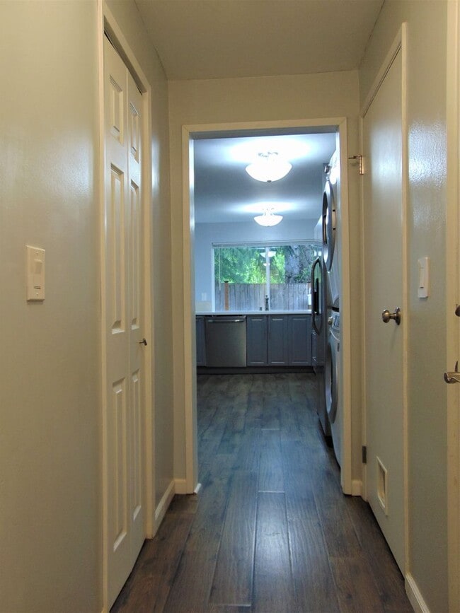 Building Photo - Spacious Condo Available Now in Great Loca...