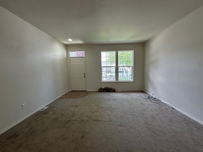 Building Photo - 3 bedroom 2.5 bath off Rd 100