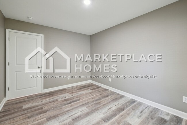 Building Photo - 1402 W 11th St