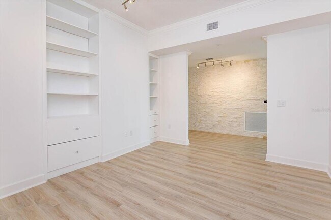 Building Photo - 100 S Eola Dr