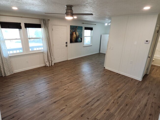 Building Photo - Newly Renovated 2 bedroom, 1 bathroom Apartment on Panama City Beach