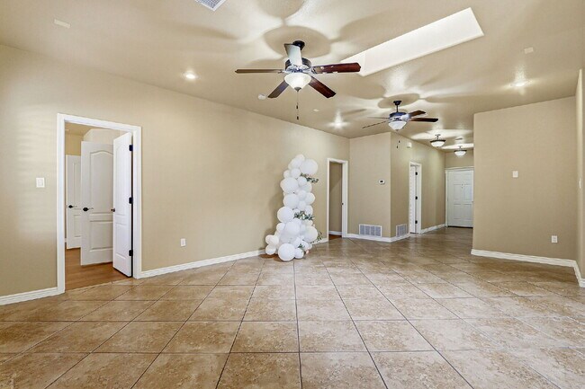 Building Photo - Corner 3 bedroom 3 bath home in Northwest El Paso