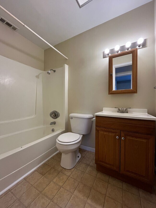 Building Photo - Spacious 2 Bedroom, 1.5 Bath