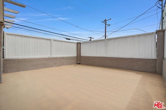 Building Photo - 350 S Roxbury Dr