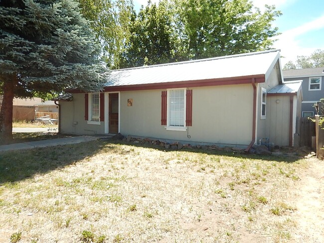 Primary Photo - 3 Bedroom, 1 Bathroom Less Than A Block Fr...