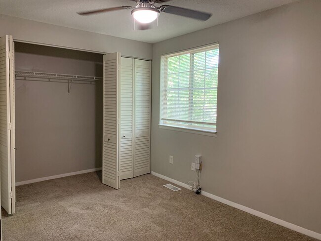 Building Photo - Renovated Raleigh Townhome Conveniently Lo...