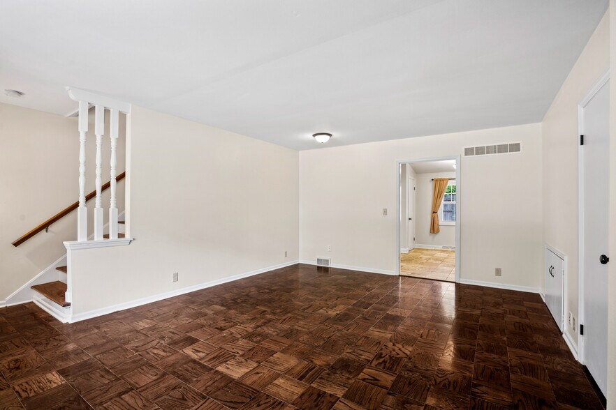 Building Photo - 853 Thackeray Trl