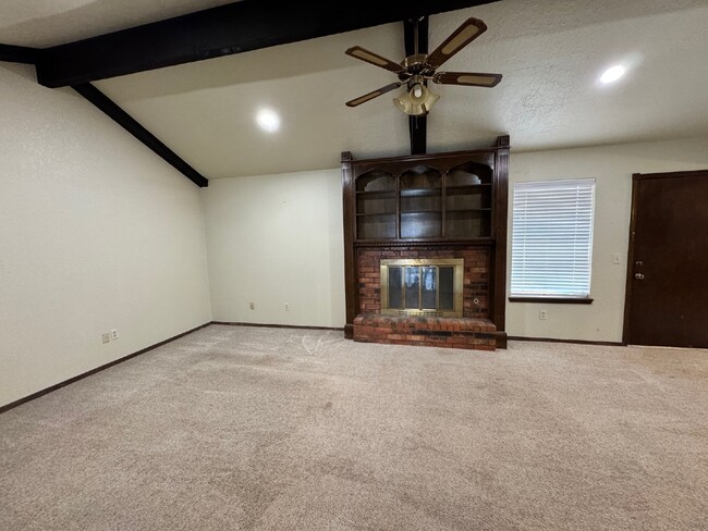 Building Photo - Newly available in Central Edmond