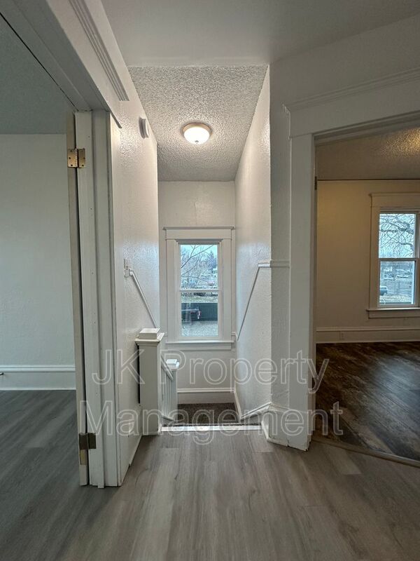 Building Photo - 604 2nd Ave S