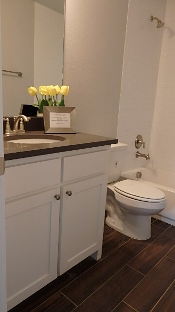 Second Full Bathroom has Shower/Tub Combo - 4926 Villas Drive