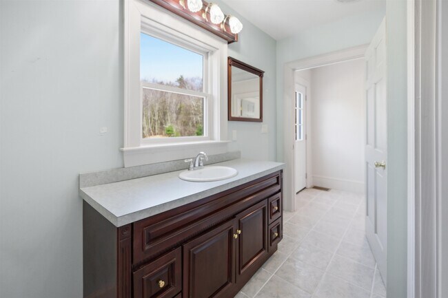 Building Photo - 564 Main St