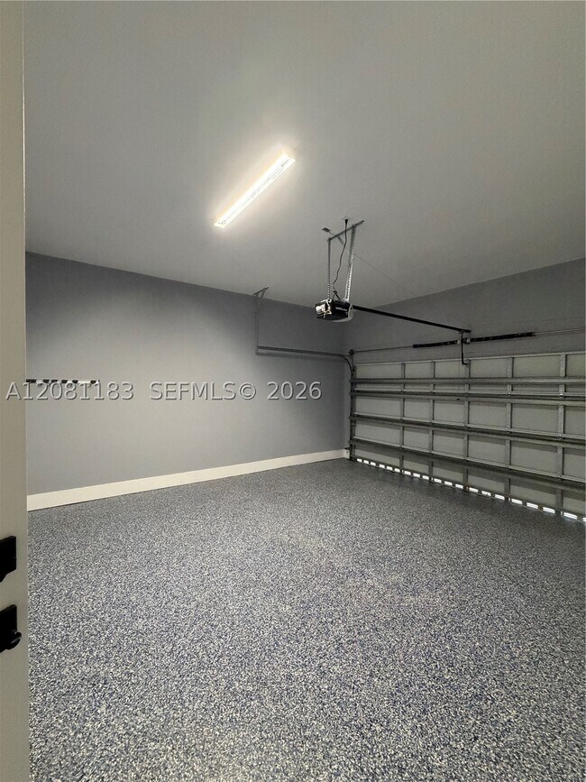 Building Photo - 4655 SW 32nd Ave