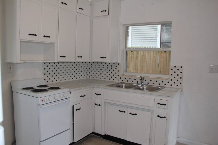 Building Photo - 121 Ariana St