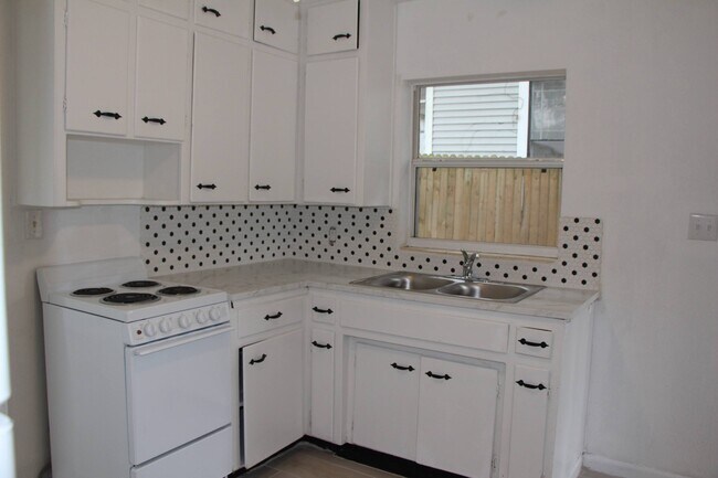 Building Photo - 121 Ariana St