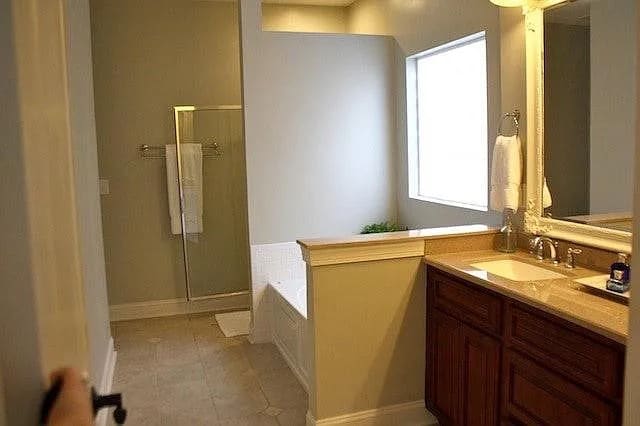 Large Master Bath room with Dual Vanities and Walk-in Closet - 1305 Westvale Dr