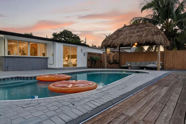 Building Photo - 2365 NE 195th St