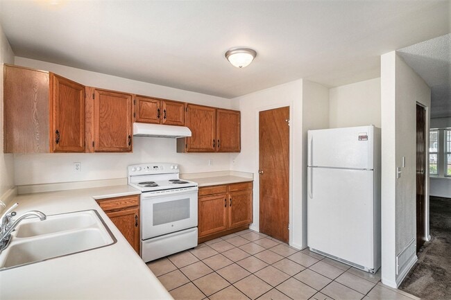 Building Photo - Freshly Painted & Move-In Ready! 2 bedroom...