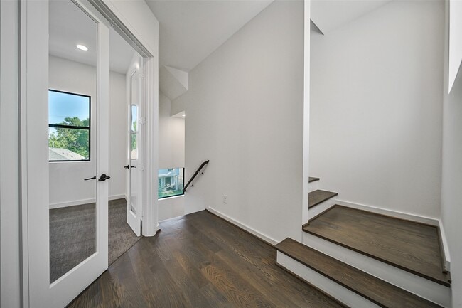 Building Photo - 815 W 17th St
