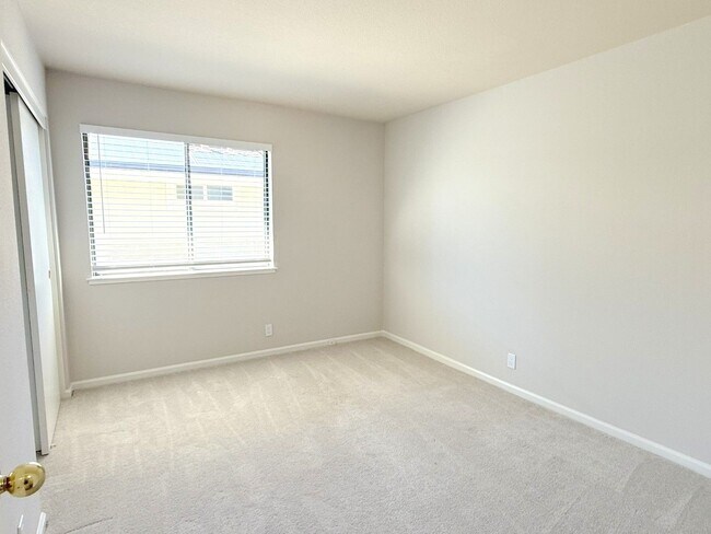 Building Photo - 20 Stratford Ct
