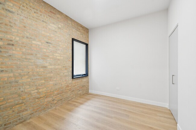 Building Photo - 2111 W Augusta Blvd